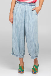 A model wearing the Zetta Lyocell Pant in colour Comoda (Blue), from the front, cropped image