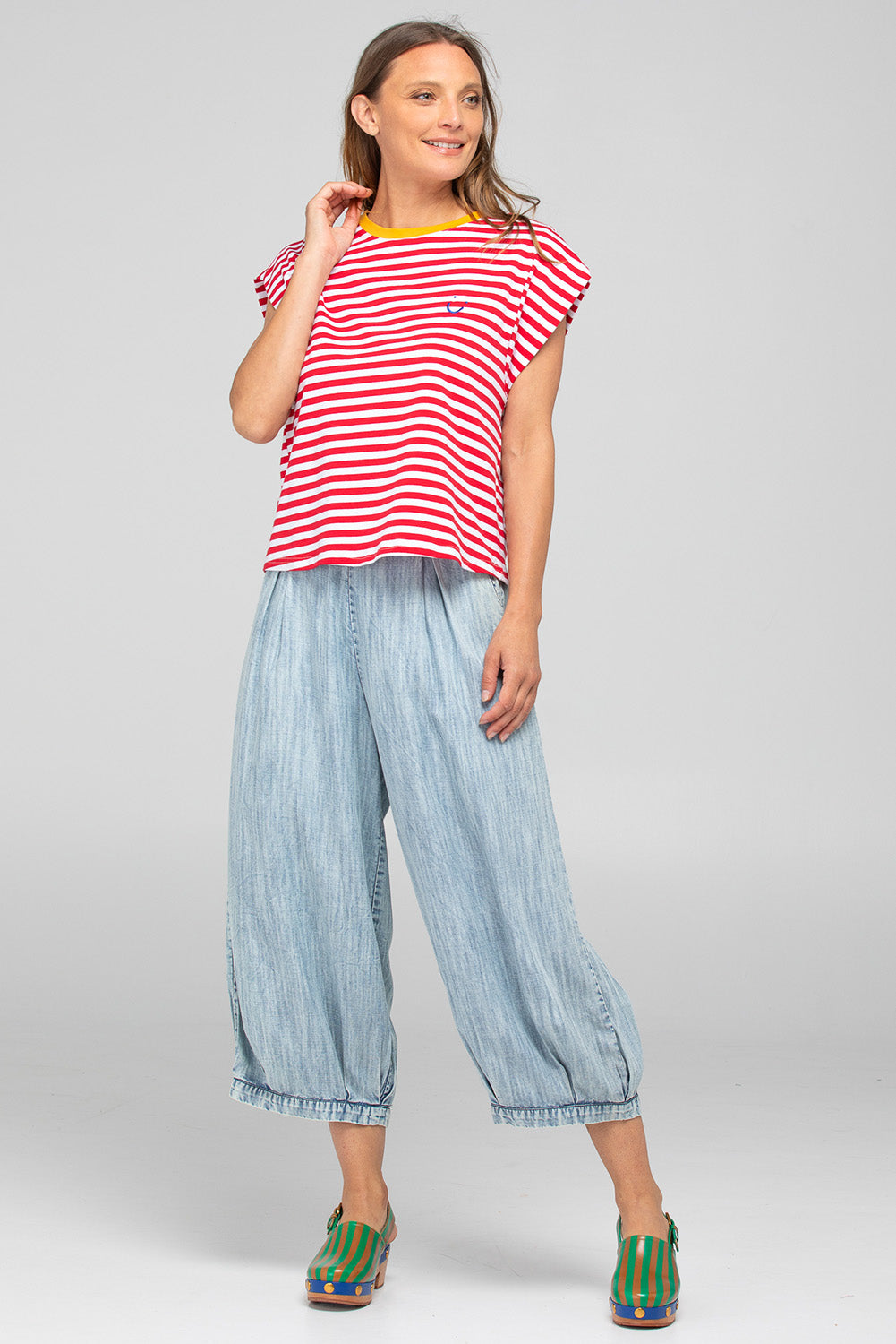 A model wearing the Zetta Lyocell Pant in colour Comoda (Blue), from the front, showing the whole outfit
