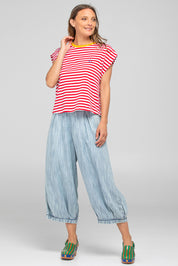 A model wearing the Zetta Lyocell Pant in colour Comoda (Blue), from the front, showing the whole outfit