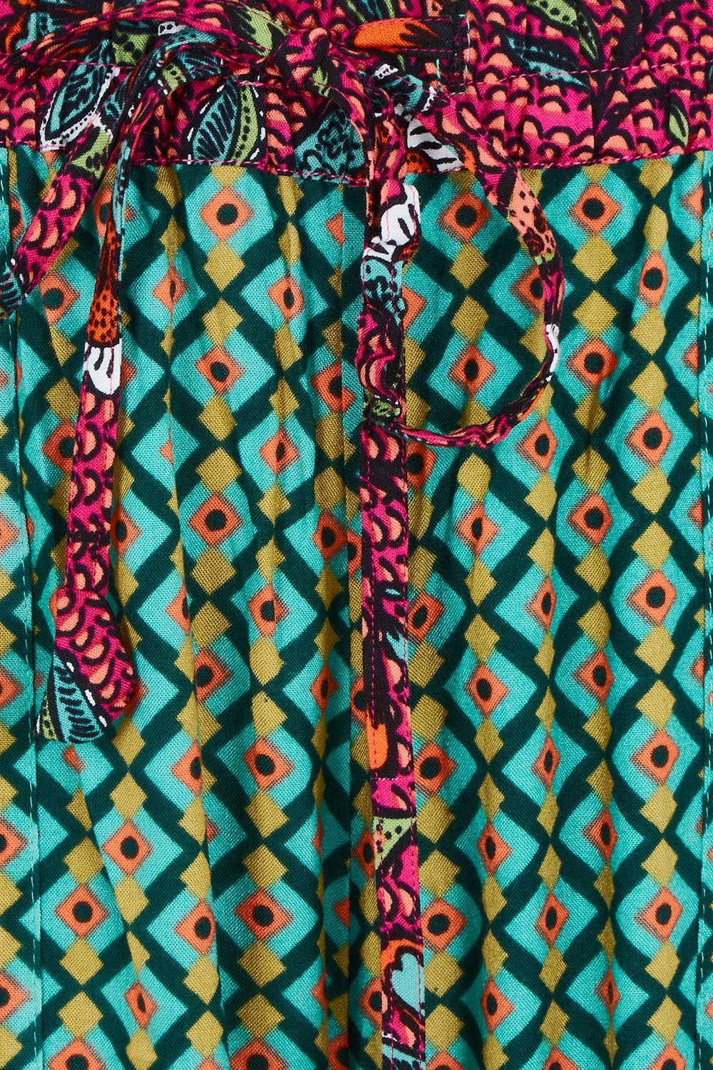 Product shot of the Harper Pant in colour Celaya (Green), detail