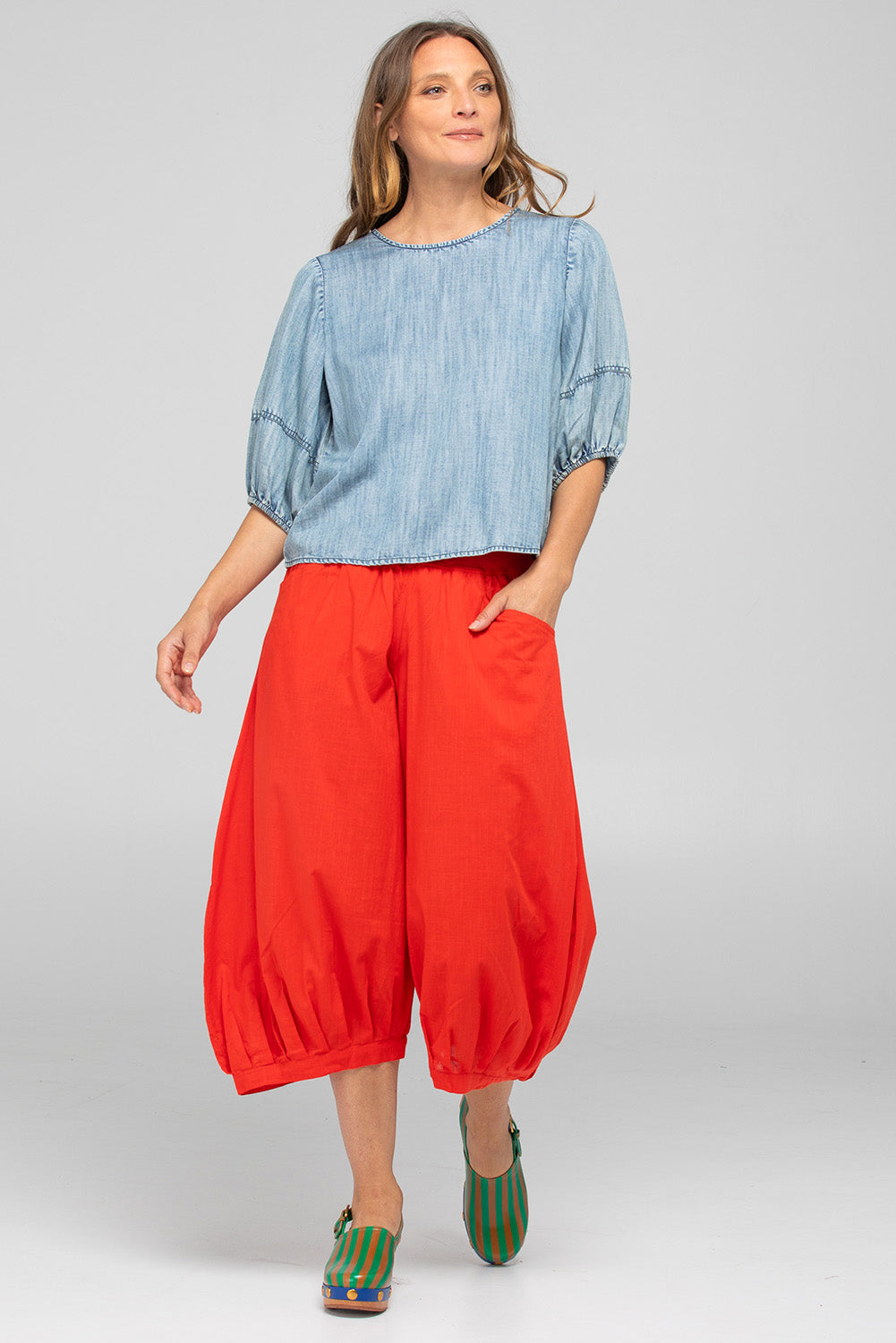 A model wearing the Ava Lyocell Top in colour Comoda (Blue), from the front, showing the whole outfit