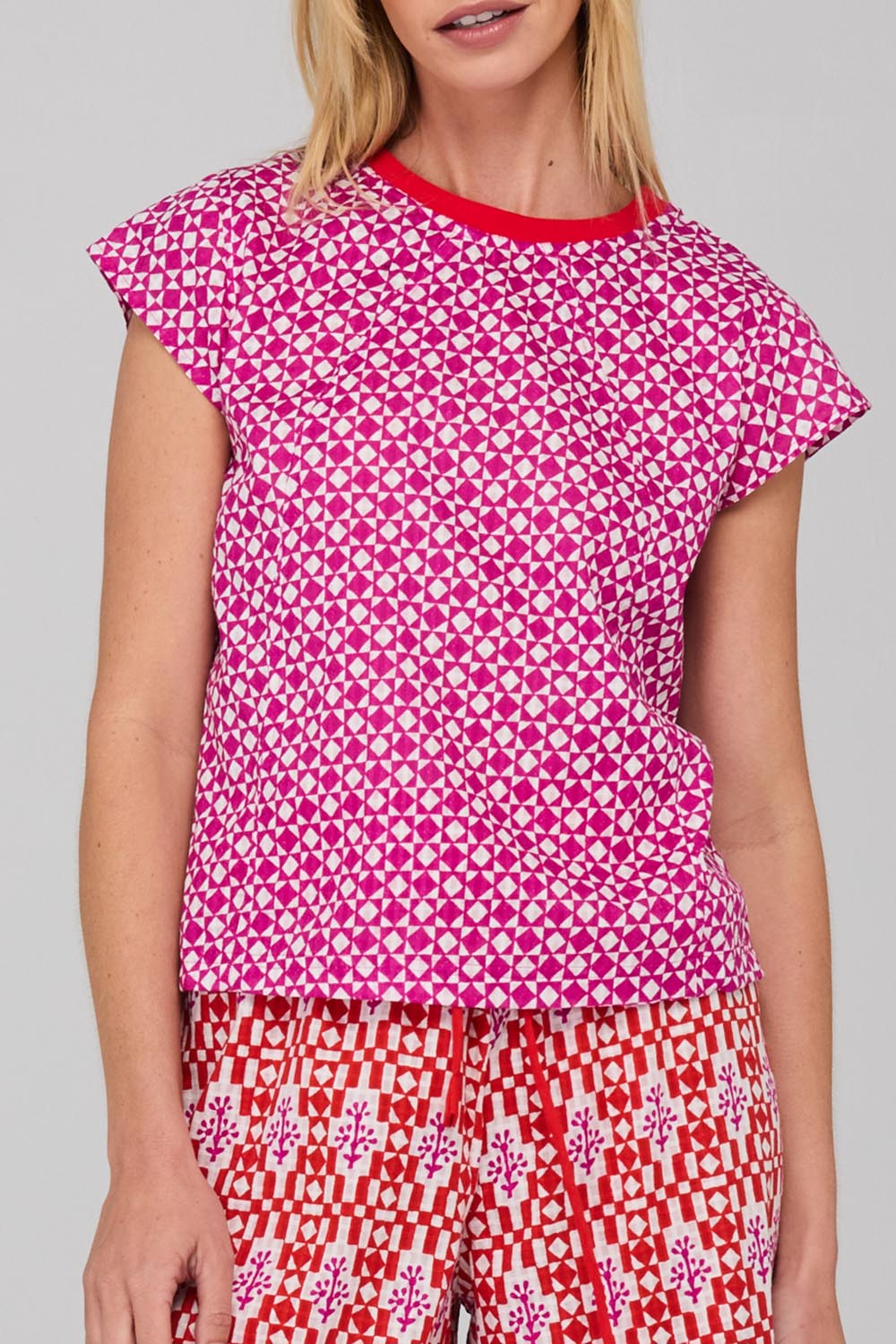A model wearing the Leaf Cotton Top in colour Naples (Pink), from the front, showing the whole outfit