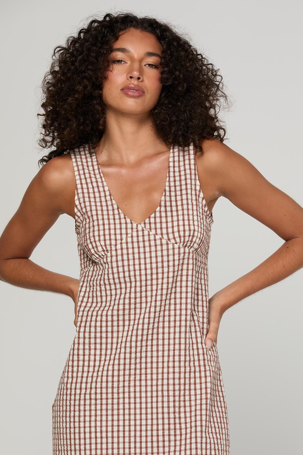 Model Genericm wearing size sample of the Sutora Dress – Cocoa in colour Cocoa, in a cropped view