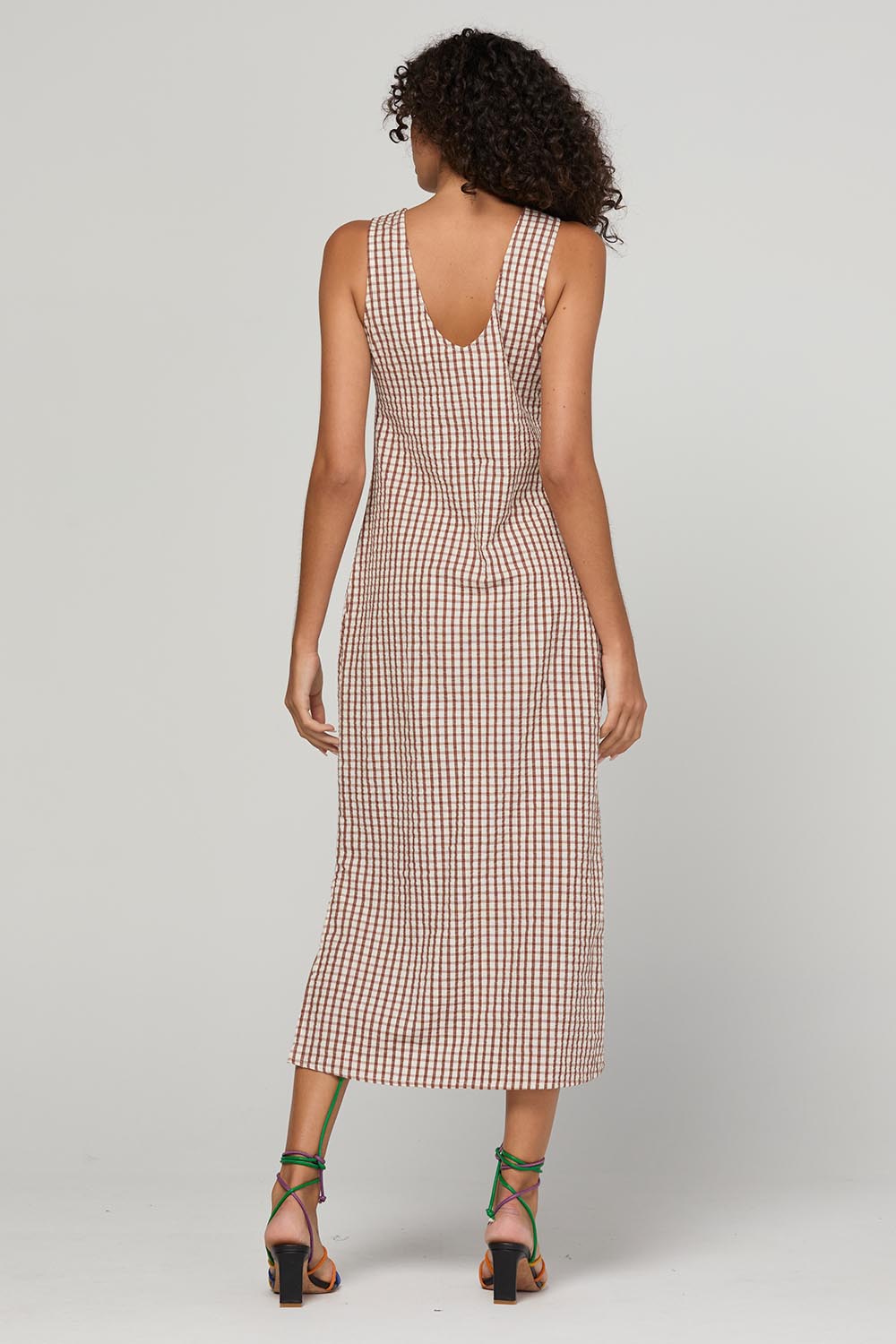 Model Genericm wearing size sample of the Sutora Dress – Cocoa in colour Cocoa, from the front