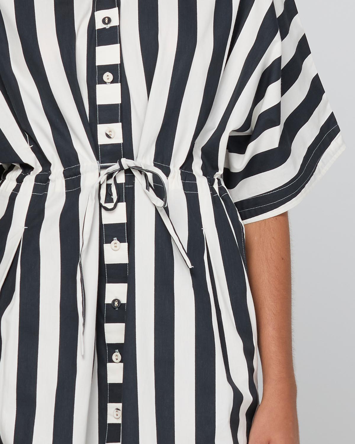 Model Genericm wearing size sample of the Shiro Shirt Dress – Mono in colour Mono, in a cropped view