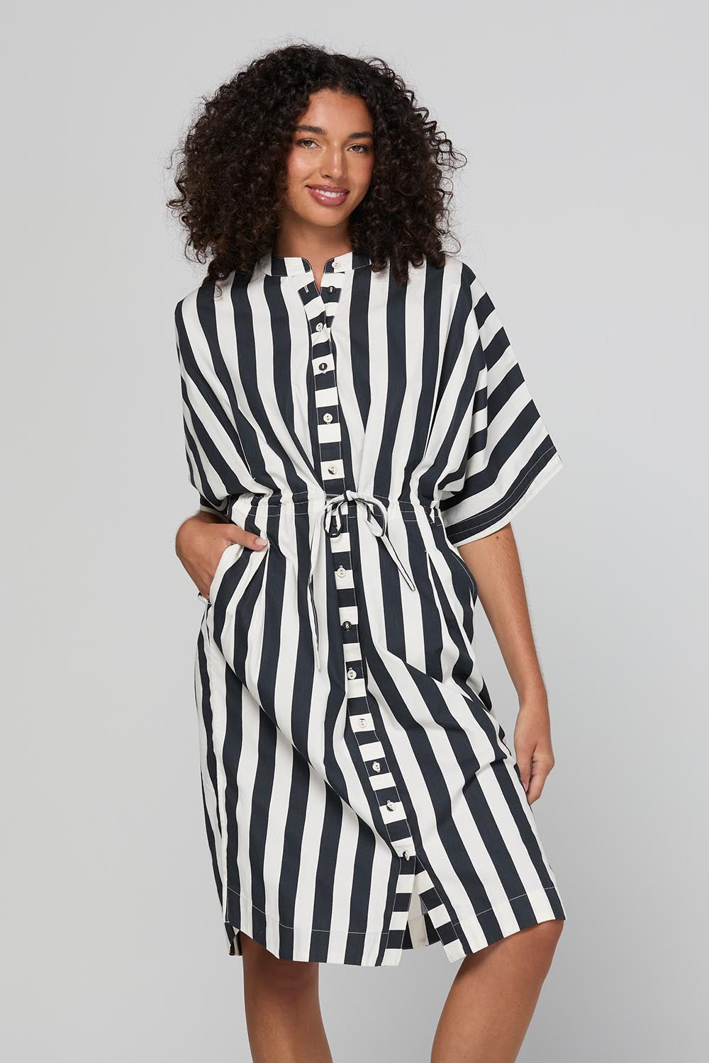 Model Genericm wearing size sample of the Shiro Shirt Dress – Mono in colour Mono, in a cropped view