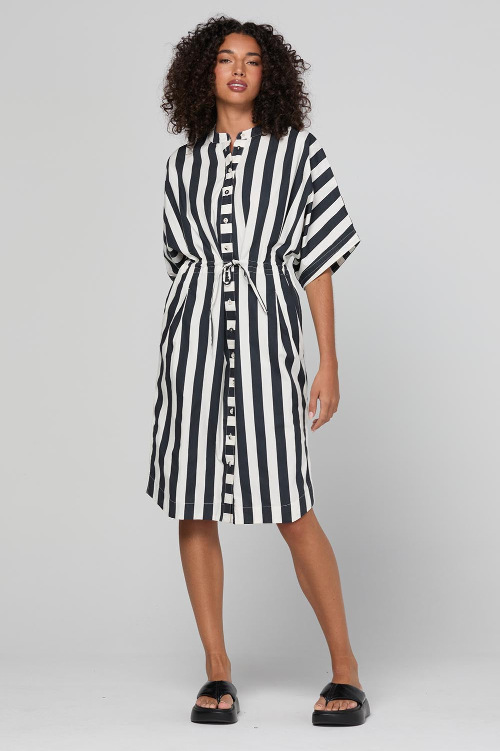 Model Genericm wearing size sample of the Shiro Shirt Dress – Mono in colour Mono, from the front