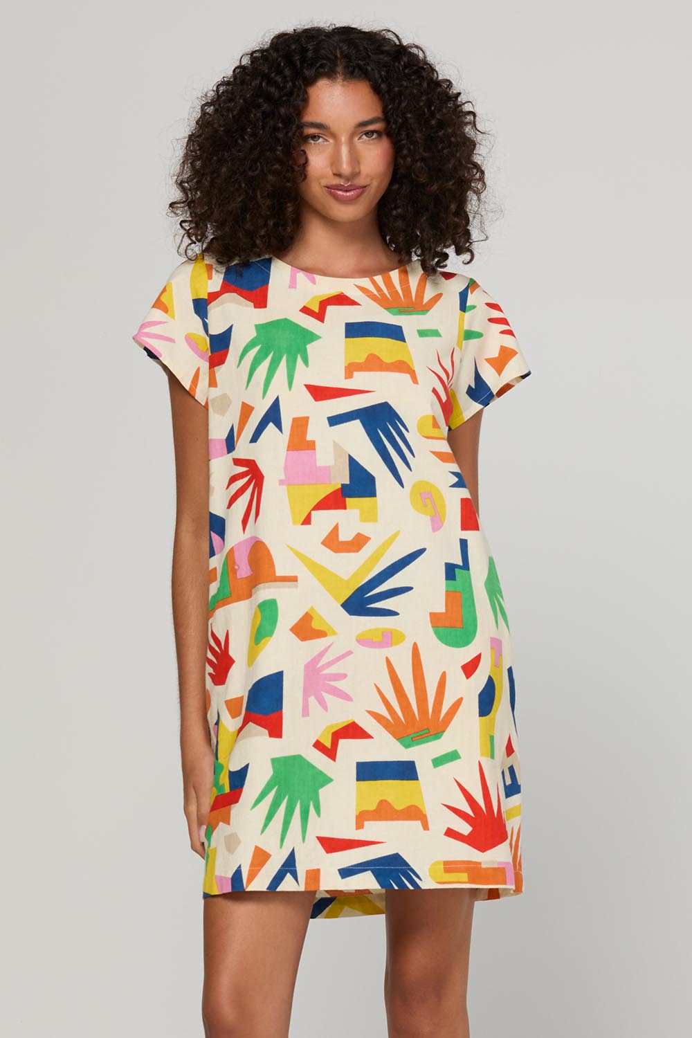 Model Genericm wearing size sample of the Harper Dress – Shapes in colour Shapes, in a cropped view