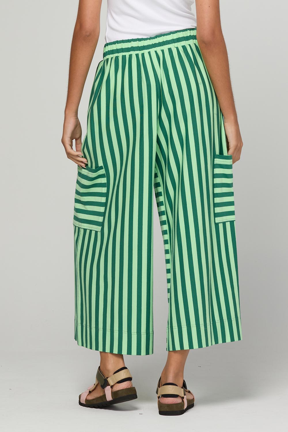 Model Genericm wearing size sample of the Luka Pant – Kiwi in colour Kiwi, from an angle