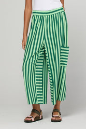 Model Genericm wearing size sample of the Luka Pant – Kiwi in colour Kiwi, in a cropped view