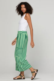 Model Genericm wearing size sample of the Luka Pant – Kiwi in colour Kiwi, from the front