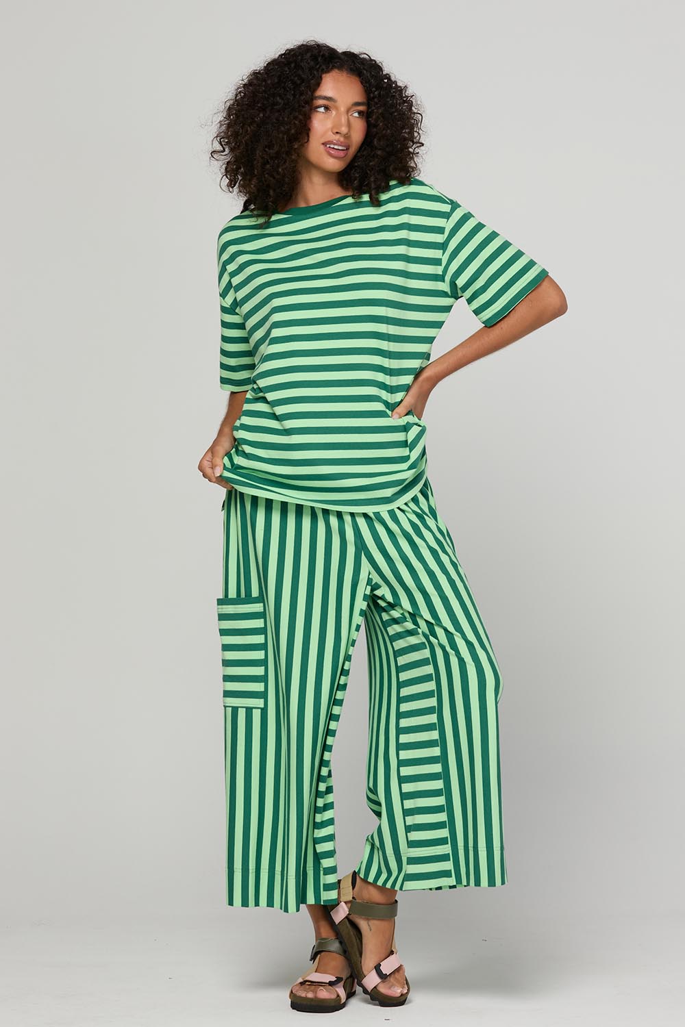 Model Genericm wearing size sample of the Luka Pant – Kiwi in colour Kiwi, from the front