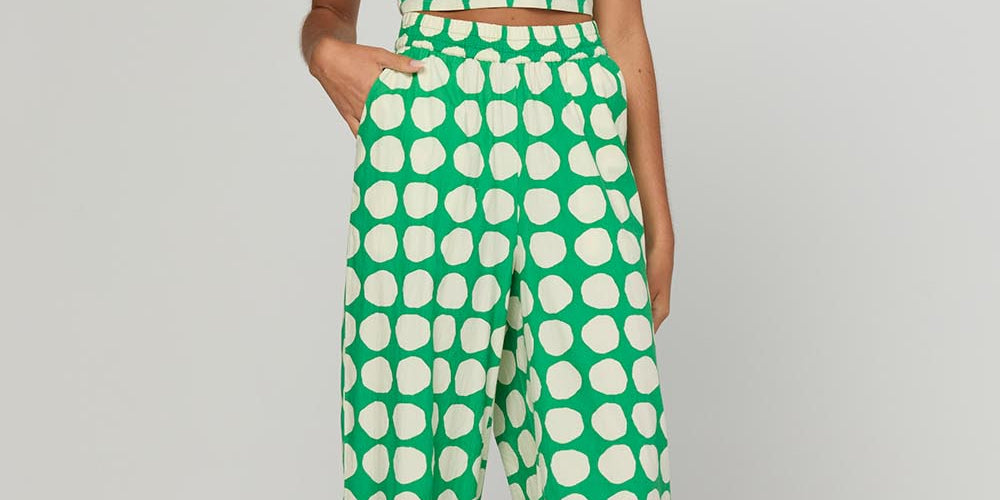 Model Genericm wearing size sample of the Carmen Pant - Circulo in colour Circulo, from the front