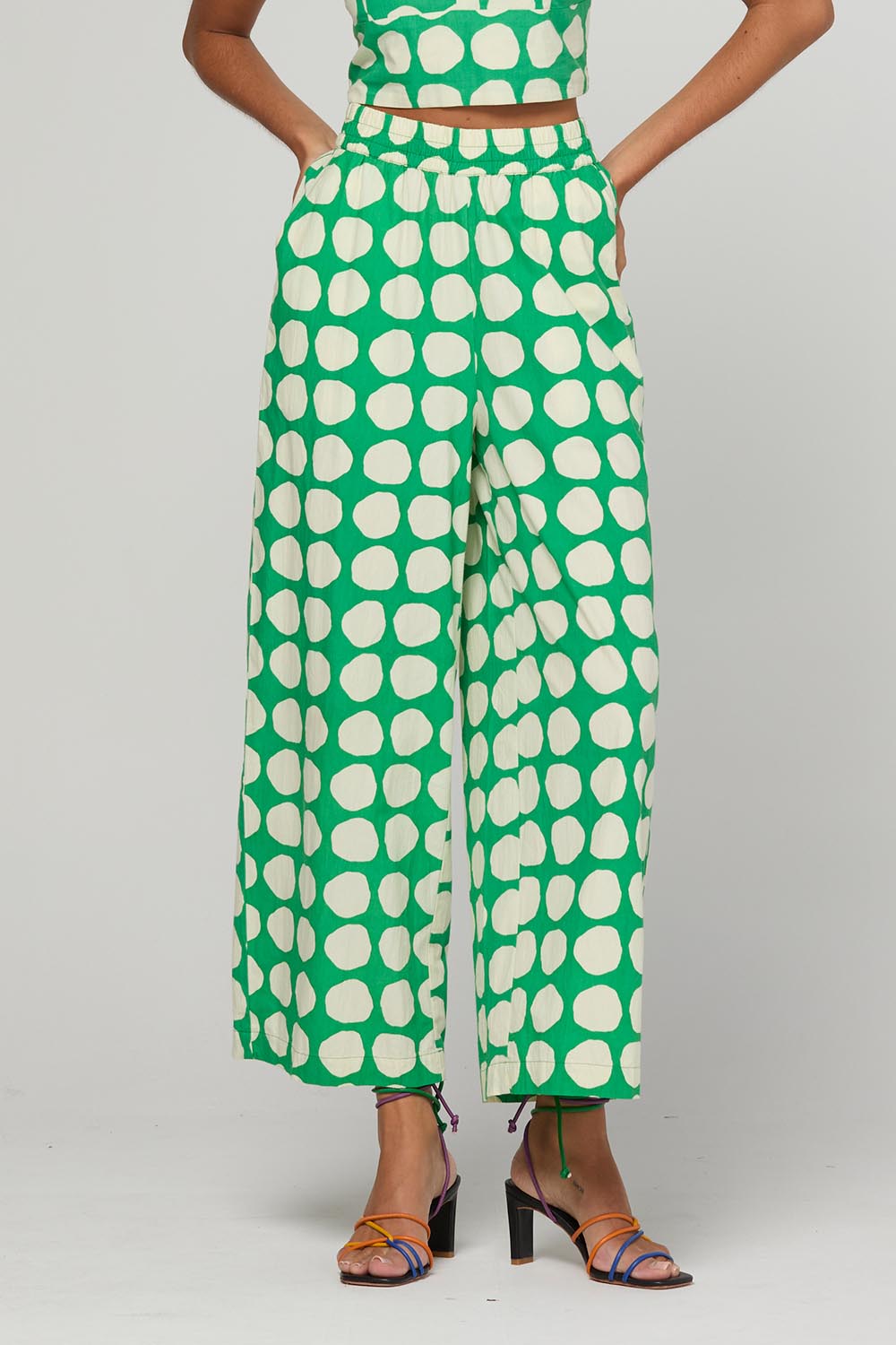Model Genericm wearing size sample of the Carmen Pant - Circulo in colour Circulo, from the front
