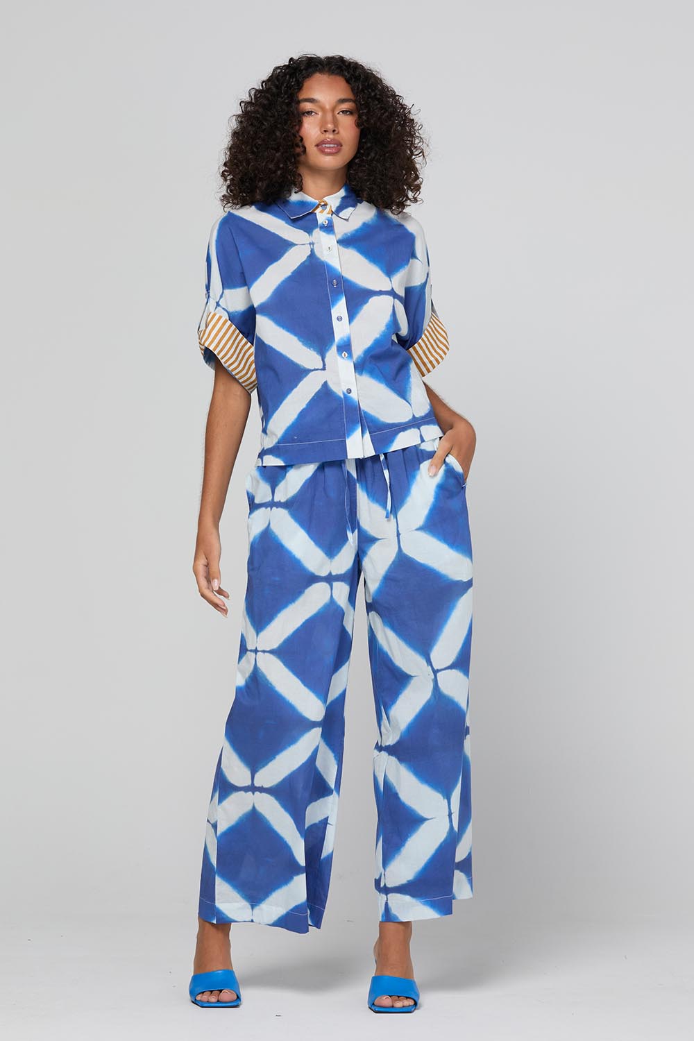 Model Genericm wearing size sample of the Harper Pant – Blockprint in colour Blockprint, from the front