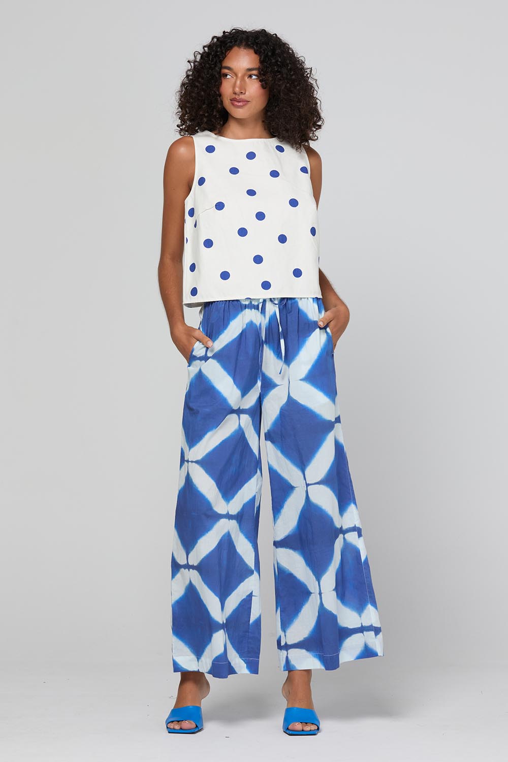 Model Genericm wearing size sample of the Harper Pant – Blockprint in colour Blockprint, from the front