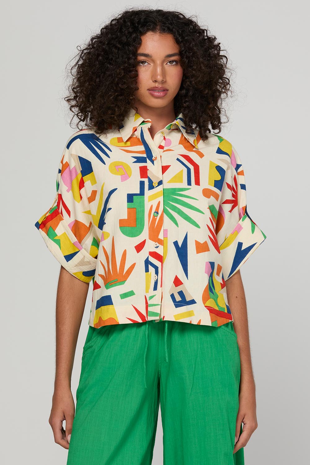 Model Genericm wearing size sample of the Maui Shirt – Shapes in colour Shapes, in a cropped view