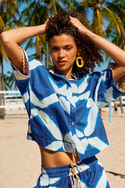 Model Genericm wearing size sample of the Maui Shirt – Blockprint in colour Blockprint, in a cropped view