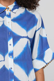 Model Genericm wearing size sample of the Maui Shirt – Blockprint in colour Blockprint, in a cropped view