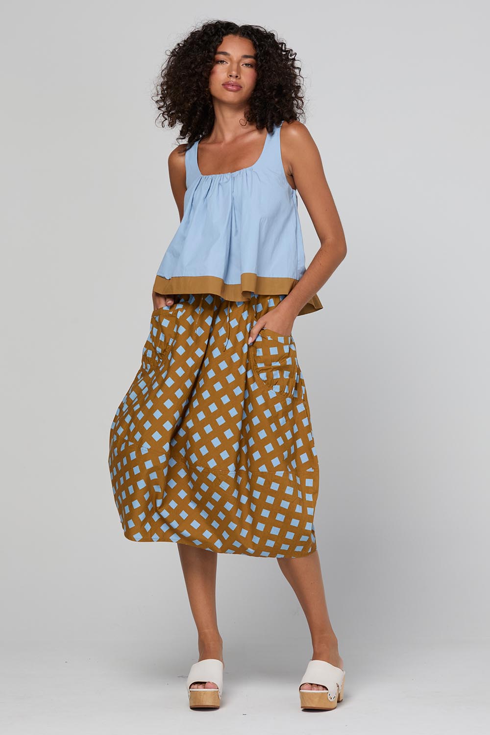 Model Genericm wearing size sample of the Guru Skirt – Geocheck in colour Geocheck, from the front