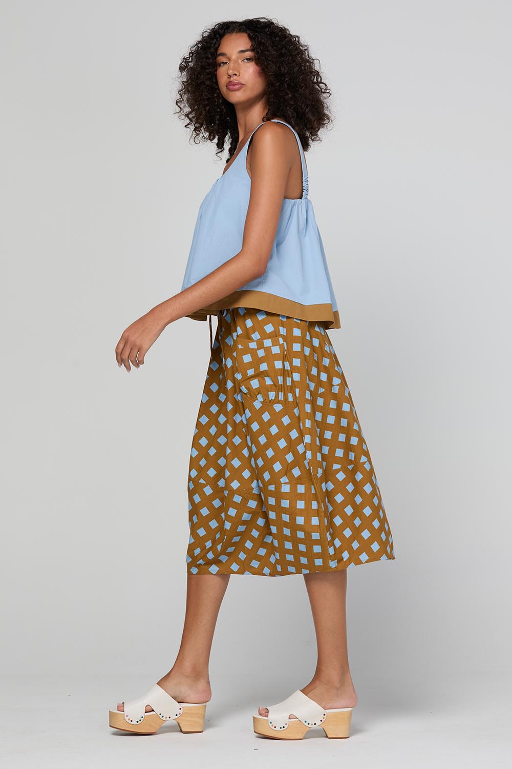 Model Genericm wearing size sample of the Guru Skirt – Geocheck in colour Geocheck, from the front