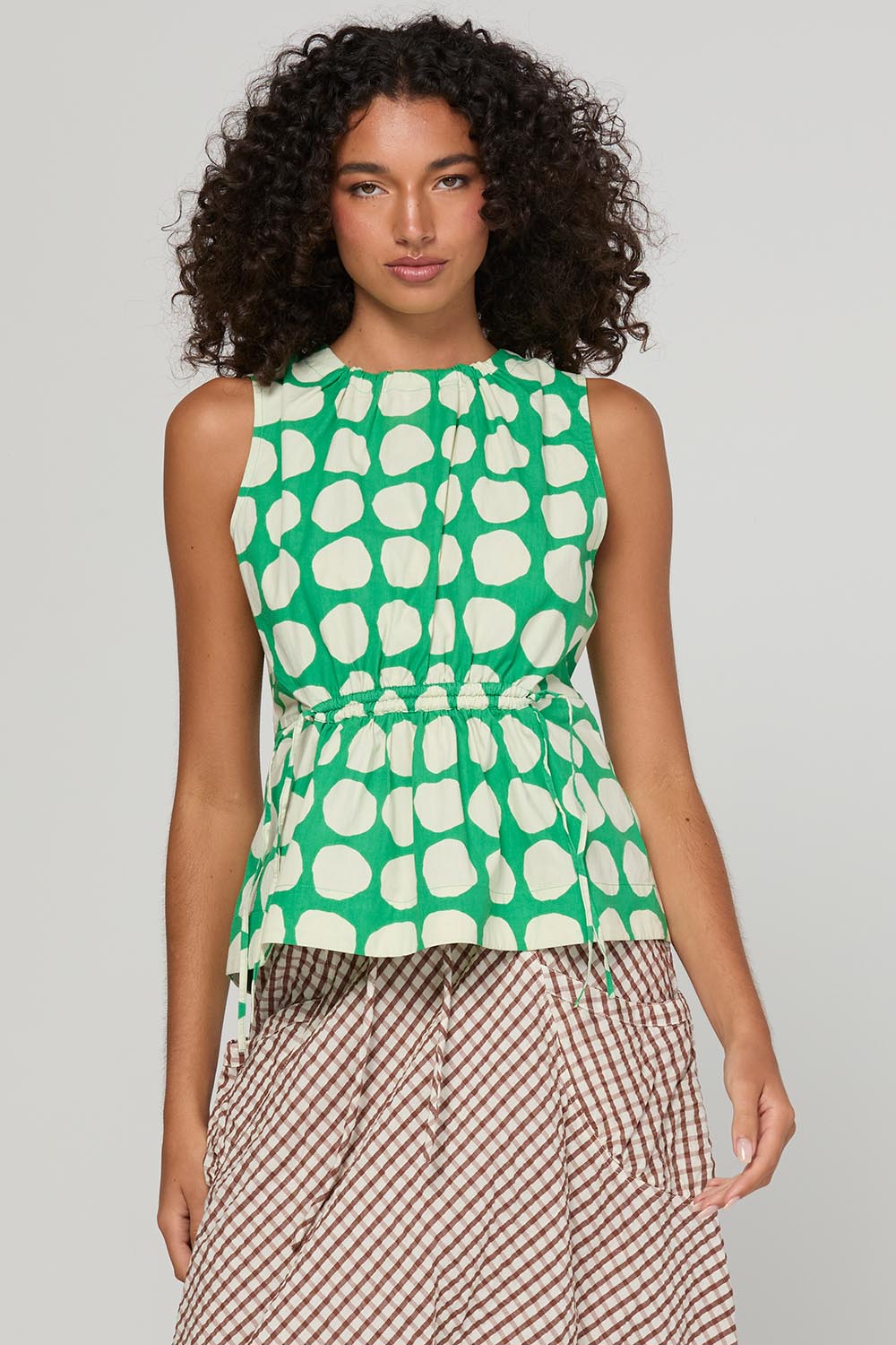 Model Genericm wearing size sample of the Carmen Top – Circulo in colour Circulo, in a cropped view