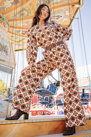 A model wearing the Grand Flare in colour Cascia, from the front, showing the whole outfit