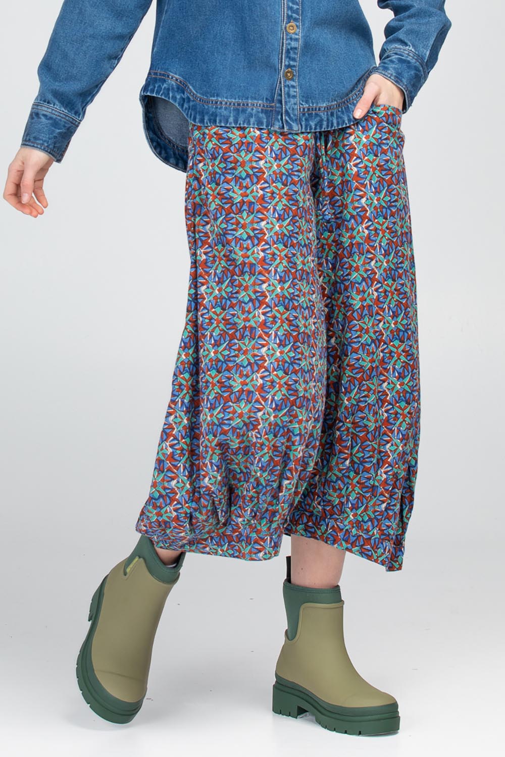 A model wearing the Guru Cotton Pant in colour Inez (Blue), from the front, cropped image