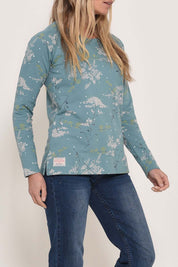 A model wearing the Neem Sweat in colour Teal (Blue), from the front, cropped image