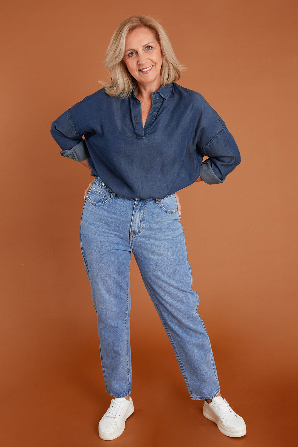Model Sandy wearing size 10 of the Kristy Straight Jean in colour Midblue (Blue), from the front, showing the whole outfit