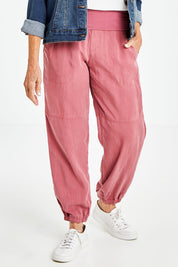 Model Elise wearing size S of the Lyocell Pant in colour Rose (Pink), from the front, cropped image