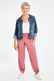 Model Elise wearing size S of the Lyocell Pant in colour Rose (Pink), from the front, showing the whole outfit