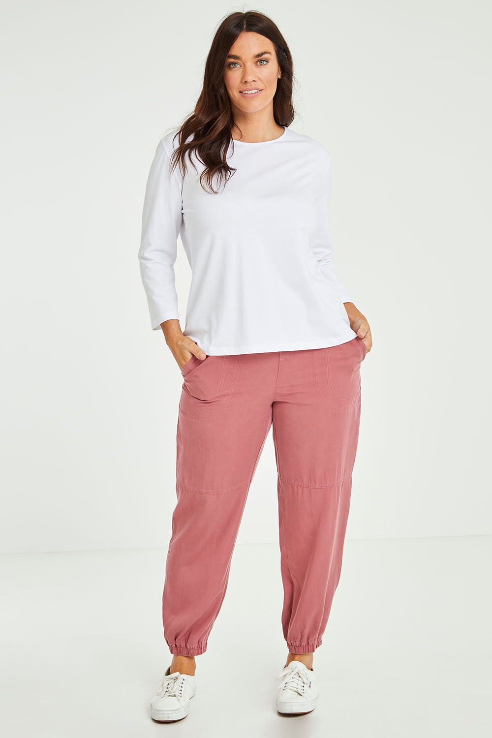 Model Laura wearing size L of the Lyocell Pant in colour Rose (Pink), from the front, showing the whole outfit