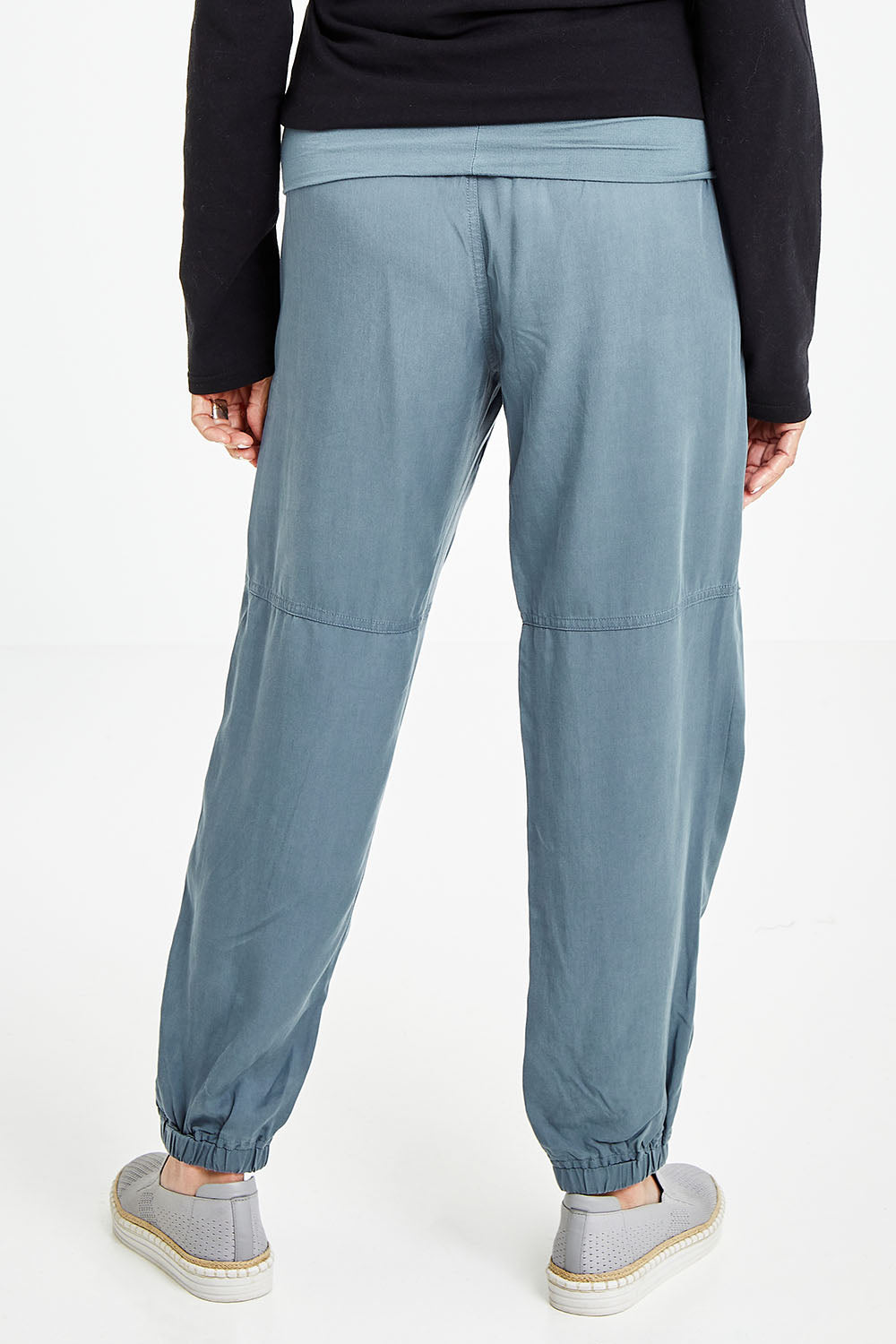 Model Elise wearing size S of the Lyocell Pant in colour Slate (Grey), from the back