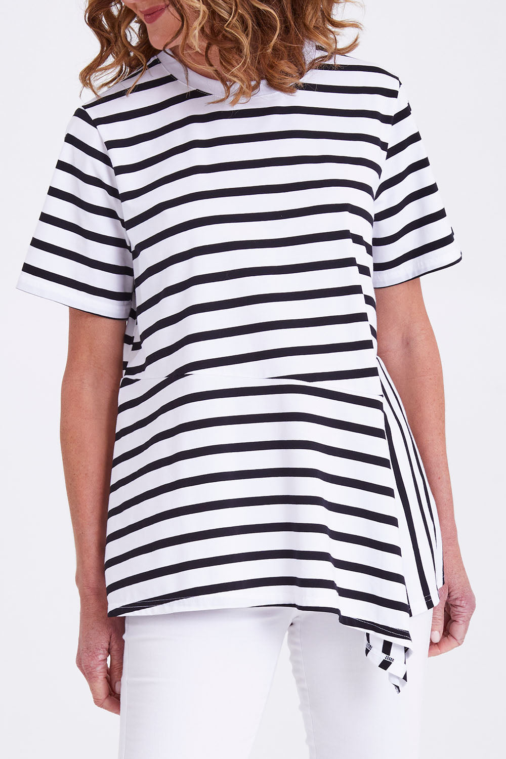 Model Emma wearing size S of the Visa Vera Cotton Tee in colour Blkwhite (Black), from the front, cropped image