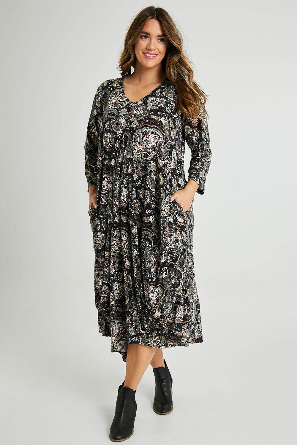 Model Laura wearing size 14 of the Jo Jo Print Jersey Dress in colour Green (Green), from the front, showing the whole outfit
