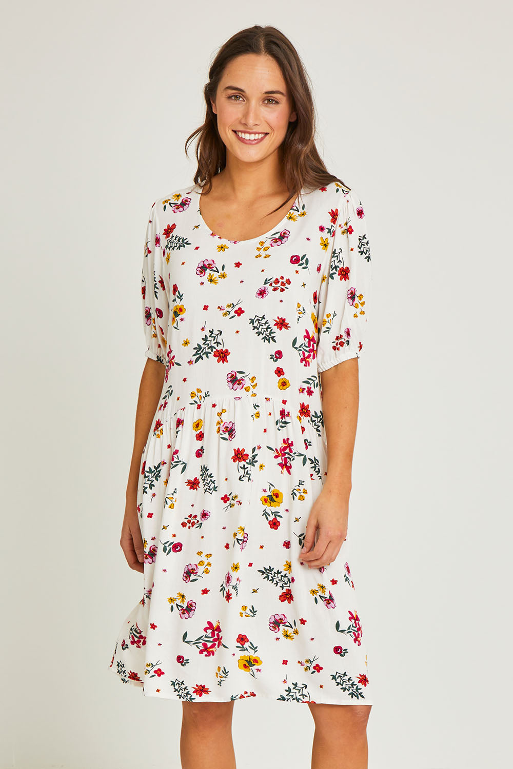 Model Elhana wearing size 10 of the Paradise Print Tunic Dress in colour Print (White), from the front, cropped image