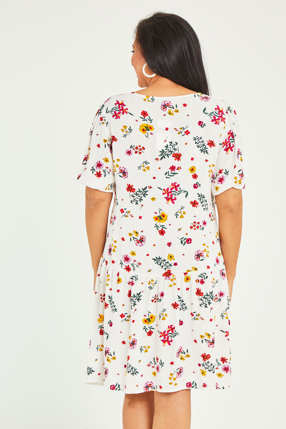 Model Terri-Leigh wearing size 14 of the Paradise Print Tunic Dress in colour Print (White), from the back