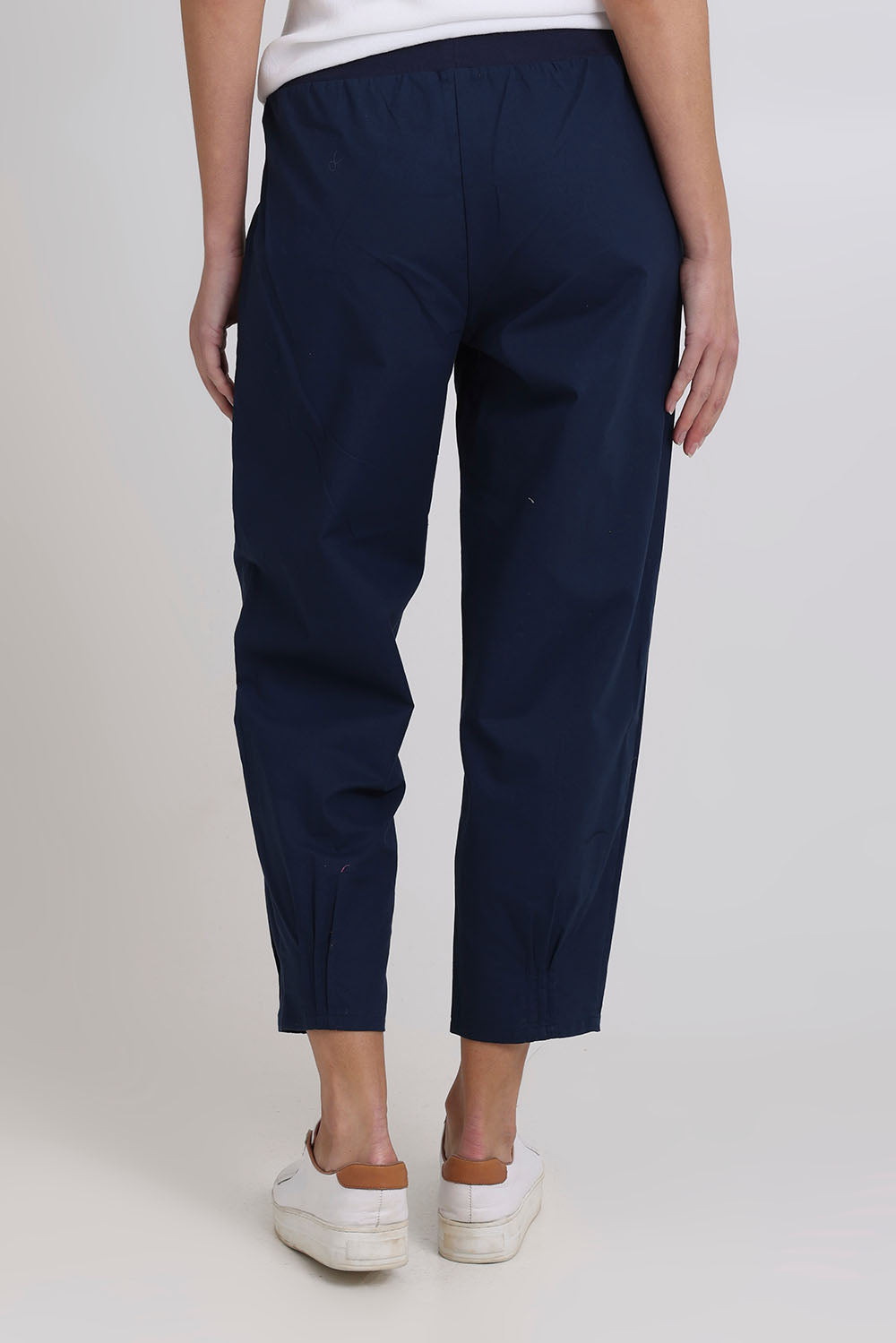 Model Madeline wearing size 10 of the Cotton Linen Comfort Pant in colour Navy (Blue), from the back