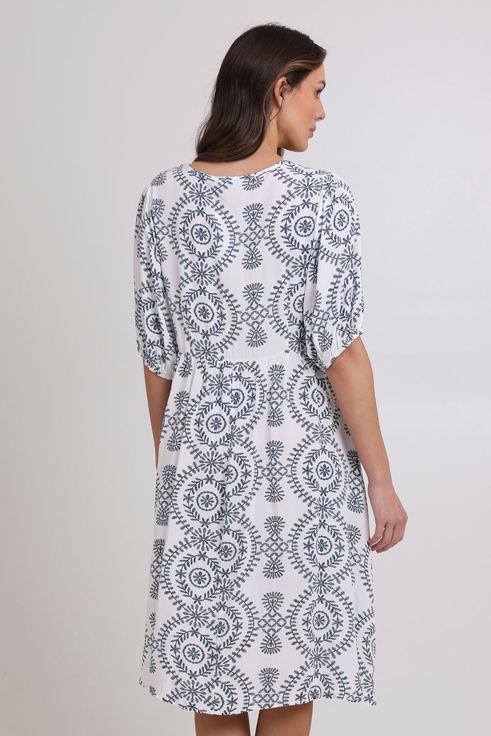 Model Madeline wearing size 10 of the Billow Pocket Print Dress in colour Whitenavy, from the back
