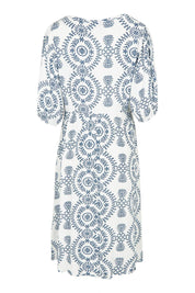 Product shot of the Billow Pocket Print Dress in colour Whitenavy, from the back