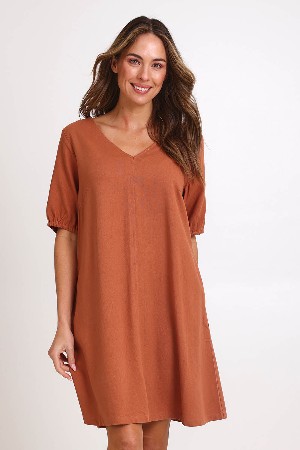 Model Madelinec wearing size 10 of the Core Linen V Shift Dress – Cinnamon in colour Cinnamon, in a cropped view