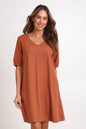 Model Madelinec wearing size 10 of the Core Linen V Shift Dress – Cinnamon in colour Cinnamon, in a cropped view