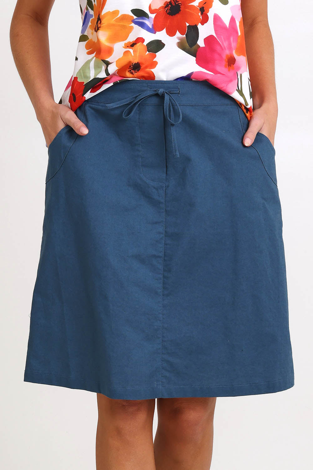 Model Madelinec wearing size 10 of the Linen Pocket Skirt – Ink in colour Ink, in a cropped view