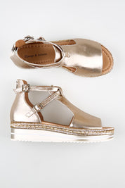 Model Genericm wearing size sample of the Alexys Leather Sandal - Platino in colour Platino, from an angle