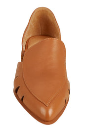 Product shot of the Emmette Leather Flat in colour Dktan, detail