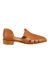 Product shot of the Emmette Leather Flat in colour Dktan, from the front