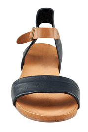 Product shot of the Jinnit Leather Flat in colour Navydktan (Blue), detail