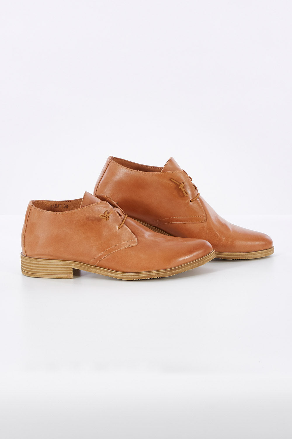 A model wearing size 38 of the Karaf Flat in colour Tan, from the front, showing the whole outfit
