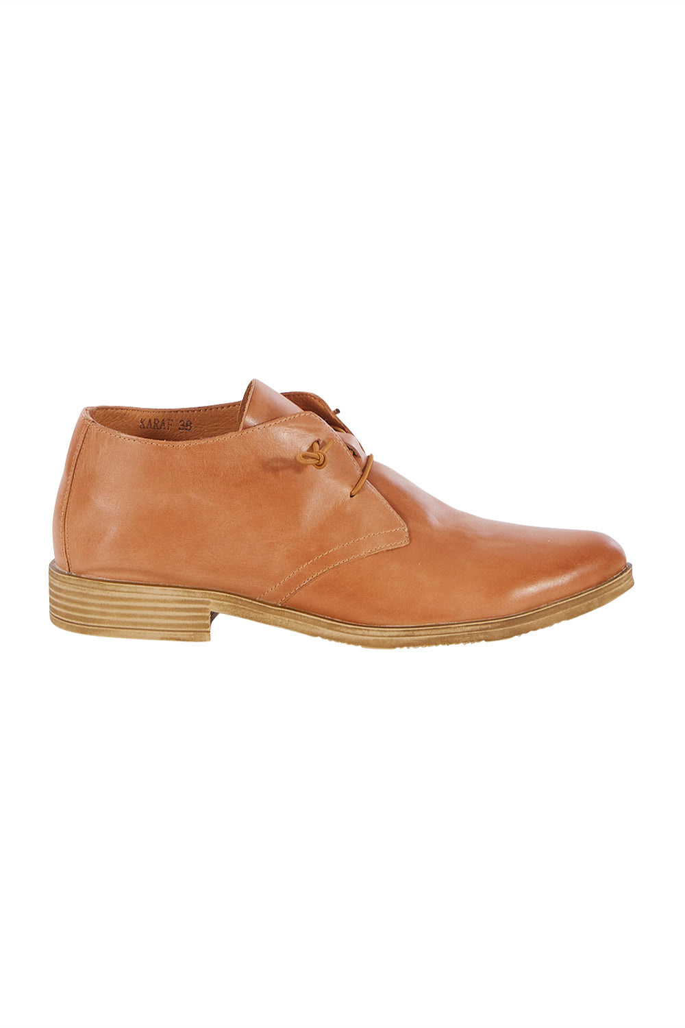 Product shot of the Karaf Flat in colour Tan, from the front